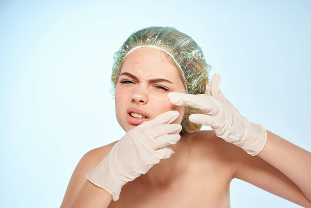 mujer con hombros desnudos exprimir granos en su dermatología de la cara - Foto, imagen