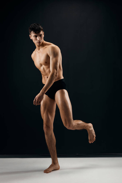 mies kehonrakentaja alaston kehon musta pikkuhousut studiossa - Valokuva, kuva