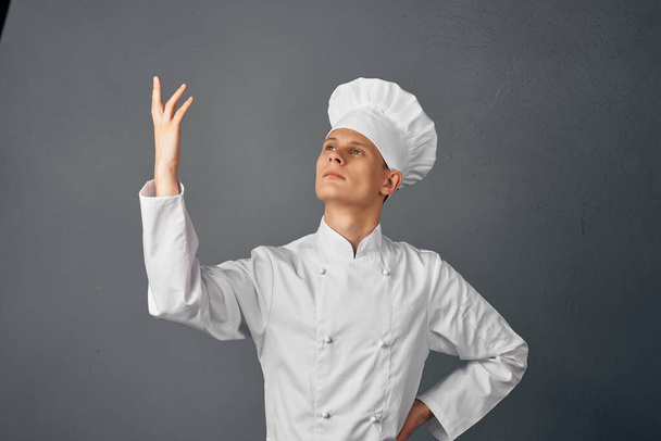 Mann in Kochuniform gestikuliert mit der Hand Emotionen einheitliche Arbeit Restaurant - Foto, Bild