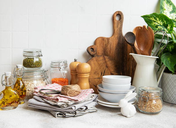Keittiövälineet, työkalut ja astiat taustalla valkoinen laatta seinään. Sisustus, moderni keittiö tilaa kirkkaita värejä. Tyhjä tila tekstille, etunäkymä - Valokuva, kuva