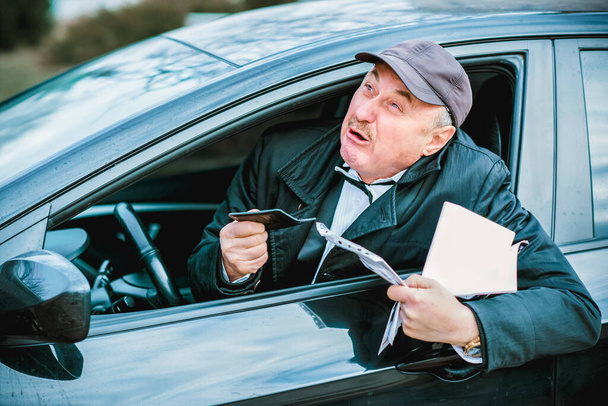 Dronken en gek senior in auto 's. Volwassen oudere man levensstijl - Foto, afbeelding