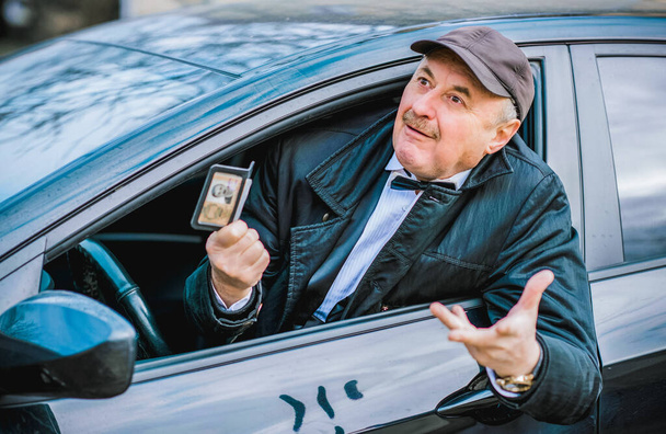 Betrunkener und verrückter Senior im Auto Lebensstil älterer Männer - Foto, Bild