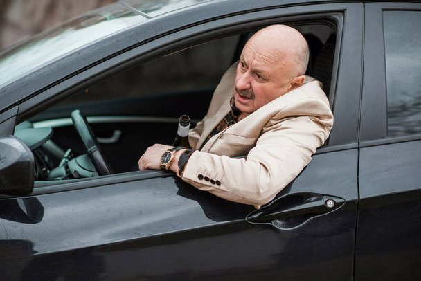 Dronken en gek senior in auto 's. Volwassen oudere man levensstijl - Foto, afbeelding