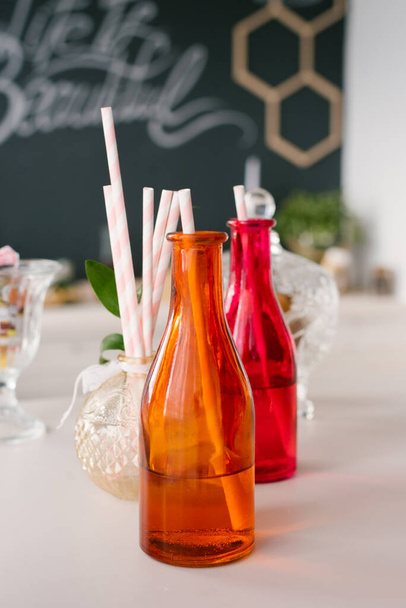Jasné Barevné sklo Láhve s papírovými brčky na nápoje nebo koktejly na párty - Fotografie, Obrázek
