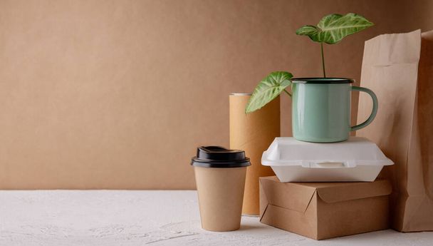 Zéro déchet. Ensemble de recyclage des emballages d'aliments et de boissons. inclus tasse à café, sac en papier et boîte de livraison. Réduire le plastique. Environnement, écologie, concept renouvelable - Photo, image