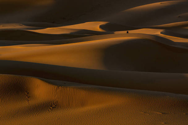 пустынные дюны, путешествие в Сахару. Высокое качество фото - Фото, изображение