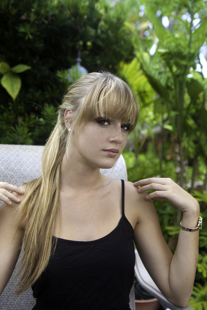 blond dziewczynka ogród piękny portret - Zdjęcie, obraz