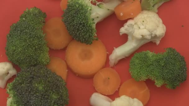 Ανάμικτα λαχανικά σε κόκκινο φόντο. - Πλάνα, βίντεο