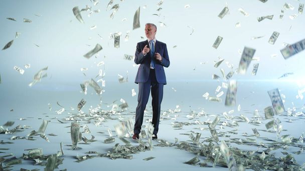 Vrolijke zakenman dansend onder geld regen - Foto, afbeelding