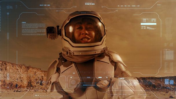 Astronauta femenina grabando video diario en Marte - Foto, Imagen
