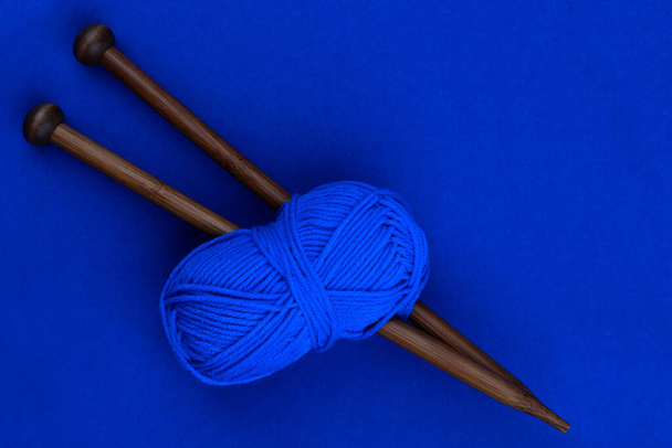 竹のかぎ針編みで編む、編み針で設定します。趣味、手工芸品や手作りの仕事。糸、糸の玉、皮、ボビン、スプール。空のコピースペース. - 写真・画像