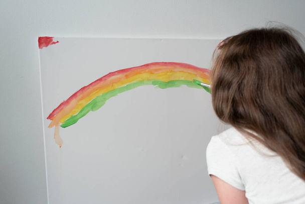 ребенок рисует красочные линии искусства с красками радуга - Фото, изображение