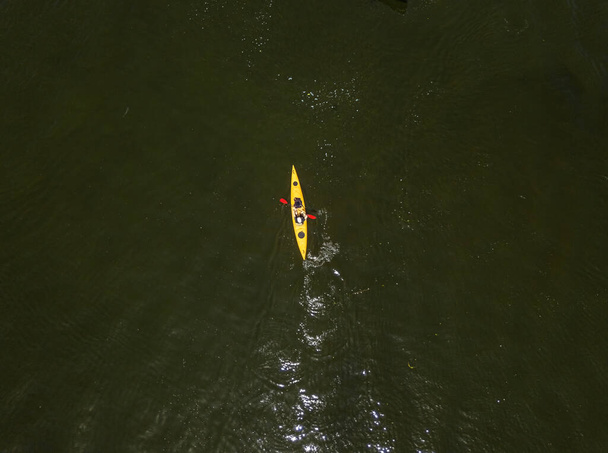 Yazın nehirde kano. Hava aracı görünümü. - Fotoğraf, Görsel