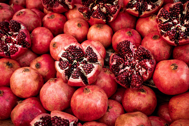 Cracked pomegranate. Ripe pomegranate close-up  - Foto, Imagem