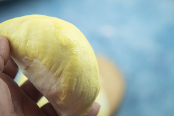 Zavřít muž rukojeť durian ukázat žluté durian maso k jídlu. Durian je králem ovoce Thajska.. - Fotografie, Obrázek
