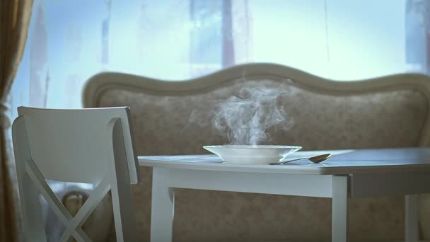 蒸気が出てくるテーブルの上に熱い食べ物のプレート,自家製食品,晴れた日 - 映像、動画