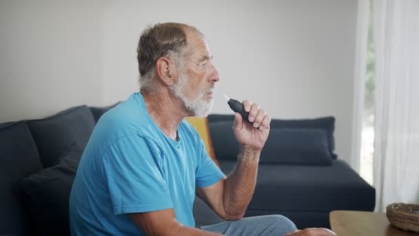 Uomo con malattia di Parkinsons che utilizza cannabis medica in vaporizzatore per smettere di tremare - Filmati, video