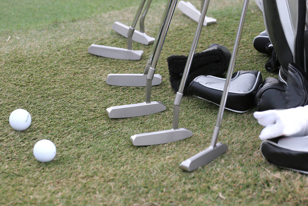 сумка для гольфа и набор клюшек - Фото, изображение
