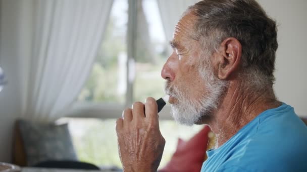 Άνδρας με νόσο Parkinsons χρησιμοποιώντας ιατρική Cannabis σε εξατμιστήρα για να σταματήσει να τρέμει - Πλάνα, βίντεο