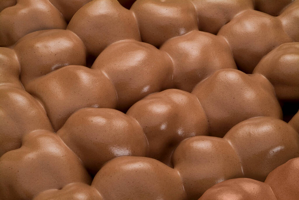 profiterol - bigne sütemények olvadt csokoládéval - Fotó, kép