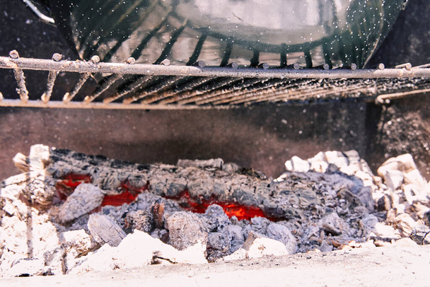 Szczegóły czerwono-gorące węgle grillowe na pikniku - Zdjęcie, obraz