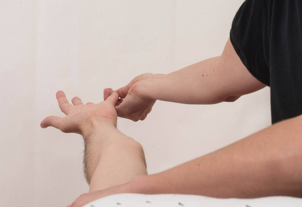 массаж кисти шиацу, оздоровительный и оздоровительный процедуры - Фото, изображение