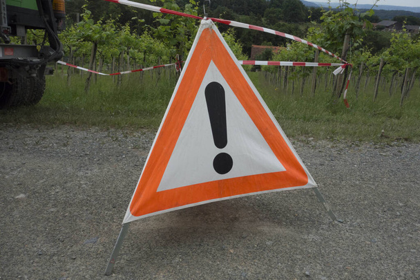 Pozor dopravní nebo silniční značka, červený trojúhelník jako varování - Fotografie, Obrázek