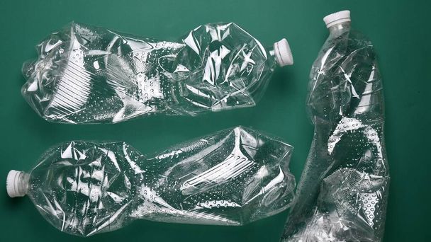 Bouteilles en plastique broyées avec étiquettes enlevées prêtes à être recyclées - Photo, image