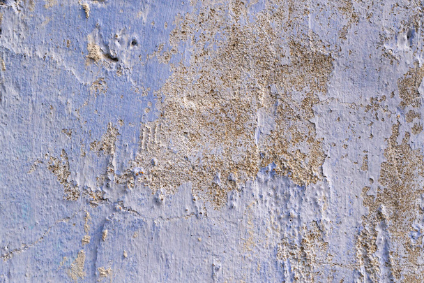 Textur einer alten verputzten Wand, weiß getüncht in blau. Nahaufnahme, Tapete, Hintergrund. - Foto, Bild