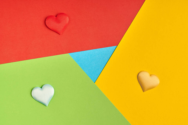 Logotipo de navegador favorito do papel. Cores vermelho, amarelo, verde e azul. Logotipo colorido e brilhante com corações. - Foto, Imagem