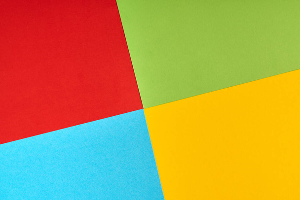 有名なコンピュータ会社、ソフトウェアメーカーのロゴの色の論文。赤、緑、青、黄色の紙の色。コーポレートロゴのコンセプト。要旨の背景. - 写真・画像
