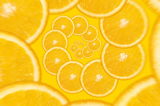 Dilimlenmiş turuncu, spiral desenli. Fraktal taze meyve arkaplanı. Parlak düz arkaplan. - Fotoğraf, Görsel