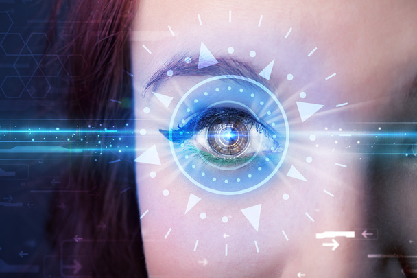 Cyber dziewczyna z technolgy oko patrząc w niebieską tęczówkę - Zdjęcie, obraz