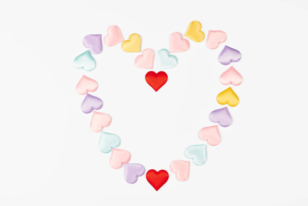Καρδιά από καρδιά. Καρδιά του Αγίου Βαλεντίνου, σύμβολο της έννοιας της αγάπης. Μεμονωμένο λευκό φόντο. - Φωτογραφία, εικόνα