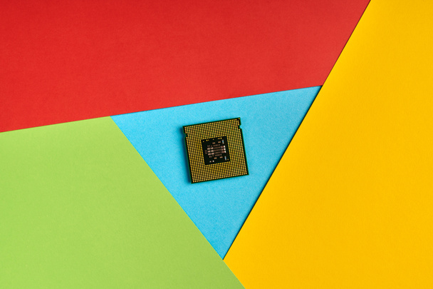 Logotipo popular del navegador de papel. Alto uso de CPU. Colores rojo, amarillo, verde y azul. Logo colorido y brillante - Foto, imagen