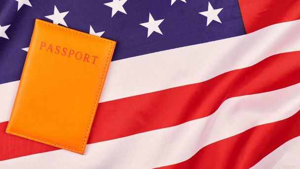 Paszport na fladze Stanów Zjednoczonych Ameryki. Narodowa flaga USA, patriotyczny symbol Ameryki. Pojęcie emigracji. - Zdjęcie, obraz