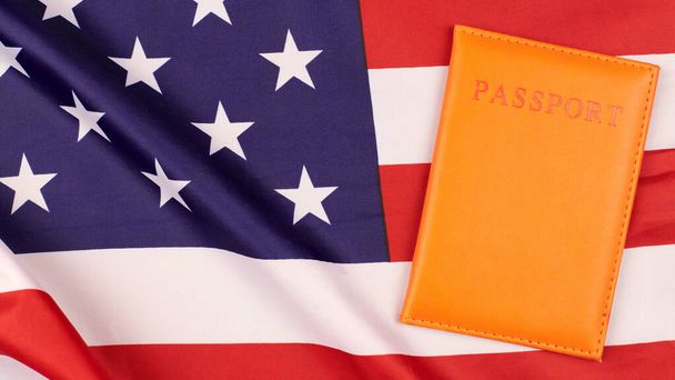 Passeport sous pavillon américain. Drapeau national américain, symbole patriotique de l'Amérique. Concept de citoyenneté. - Photo, image