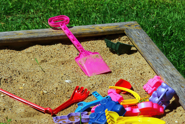 plastikowe zabawki dla dzieci w piaskownicy, latem - Zdjęcie, obraz