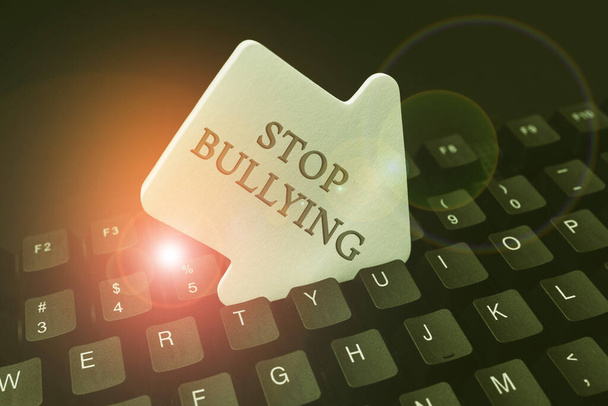 Aláírás megjelenítése Stop bullying. Üzleti koncepció, amely hangot ad az áldozatok elleni erőszakkal szembeni kampányának, új programozási kódexekbe lép be, érzelmi rövid történeteket gépel - Fotó, kép