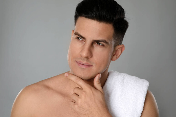 Handsome man after shaving on grey background - Foto, afbeelding