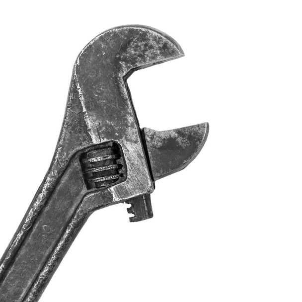 Old Grunge verstellbarer Schraubenschlüssel isoliert auf weißem Hintergrund Nahaufnahme - Foto, Bild