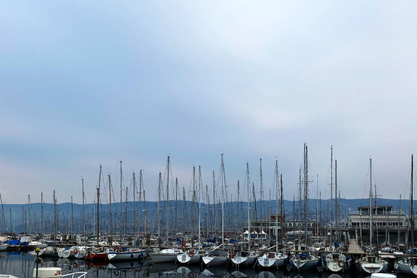 Barcos à vela atracados em um antigo porto em Trieste, Itália, - Foto, Imagem