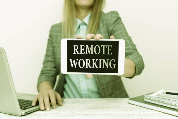 Tekstbord met Remote Working. Concept betekent stijl die professionals in staat stelt om buiten een kantoor te werken Financieel Adviseur Geld besparen Tips, Ondernemer Discussie Aanbiedingen - Foto, afbeelding