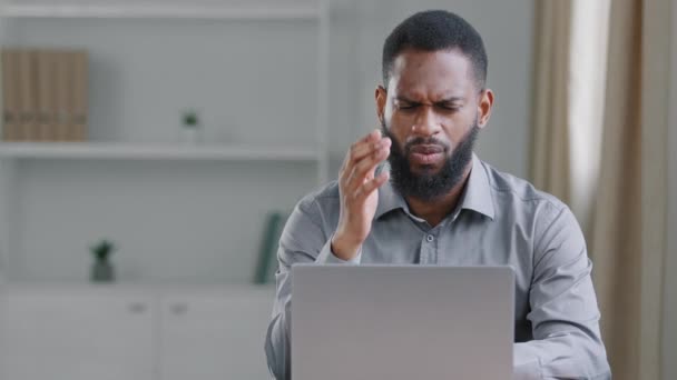 Empresário africano deprimido frustrado depois de ler más notícias sente-se chateado por ter problema, sente-se desesperado pelo fracasso de negócios sentado na mesa do escritório. Estudante recebeu e-mail com resultados de exames falhados - Filmagem, Vídeo