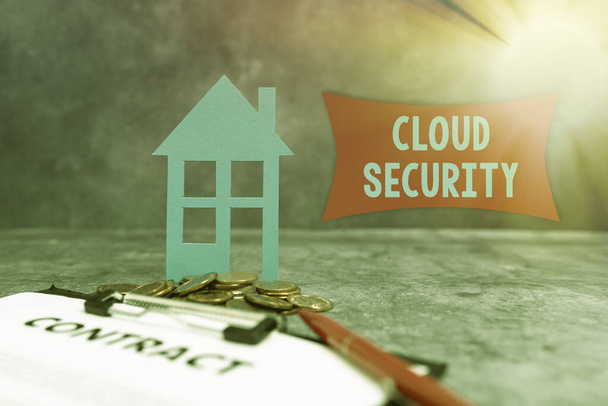Conceptuele bijschrift Cloud Security. Business idee Het invoeren van een beveiligd systeem van bestaande gegevens op het internet Het presenteren van Brand New House, Home Sale Deal, Giving Land Ownership - Foto, afbeelding