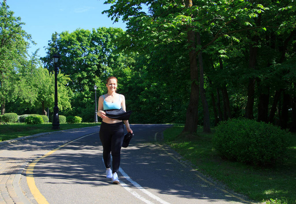 Woman running in the park on a summer morning - Φωτογραφία, εικόνα