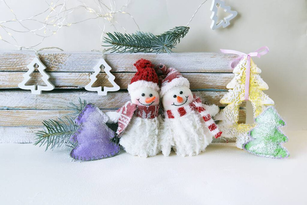 Juguetes muñecos de nieve, Árbol de Navidad sobre un fondo de madera claro, Feliz Navidad, concepto de felicitaciones, postales - Foto, imagen