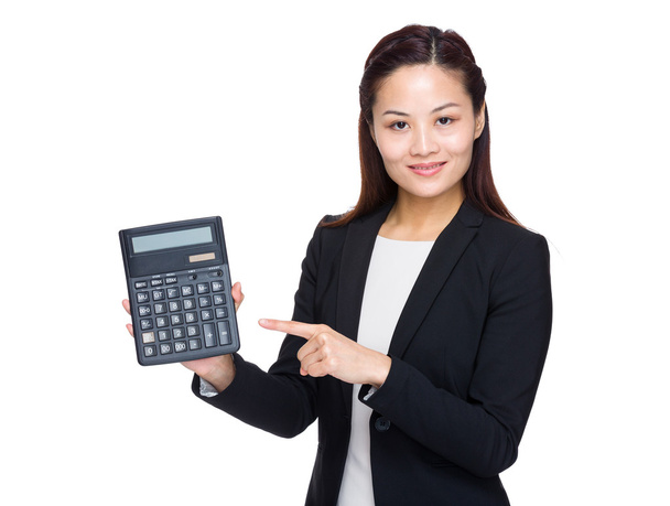 Femme comptable avec pointe des doigts à la calculatrice
 - Photo, image