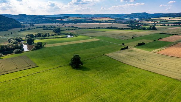 El paisaje del valle de Werra con el río Werra y los campos de agricultura en Herleshausen en Hesse y Turingia - Foto, Imagen