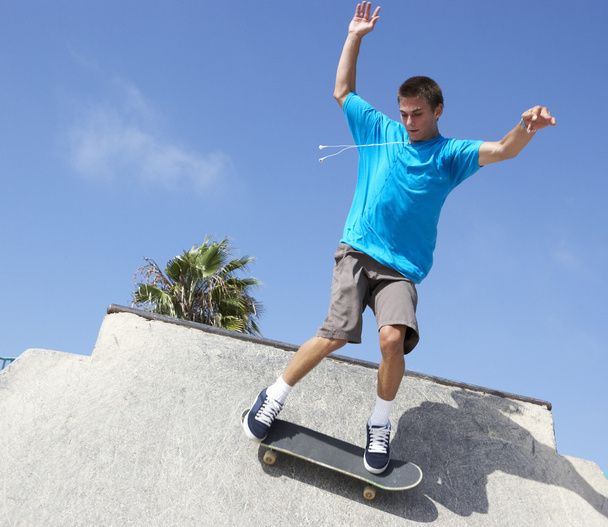 Teenage Boy In Skateboard Park - Foto, Imagen